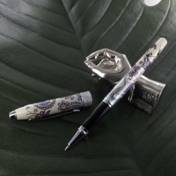 Écrin et recharges pour stylo plume noir incluses Stylo plume rechargeable : pointe moyenne CROSS Botanica Lys vert Attributs plaqués or / motifs floraux 