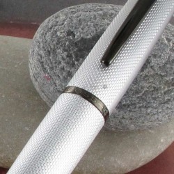 Stylo Plume Moyenne Cross® ATX Chromé Brossé Guilloché