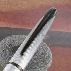 Stylo Plume Moyenne Cross® ATX Chromé Brossé Guilloché