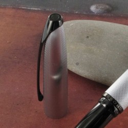 Stylo Plume Moyenne Cross® ATX Chromé Brossé Guilloché