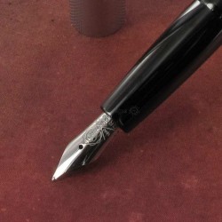 Stylo Plume Moyenne Cross® ATX Chromé Brossé Guilloché