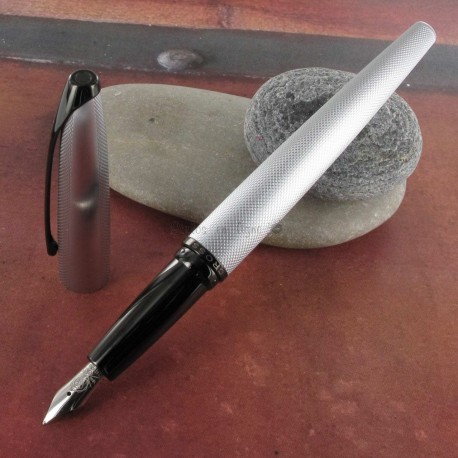 Stylo Plume Moyenne Cross® ATX Chromé Brossé Guilloché