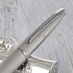 Stylo Plume Moyenne Cross® ATX Titane Sablé Guilloché